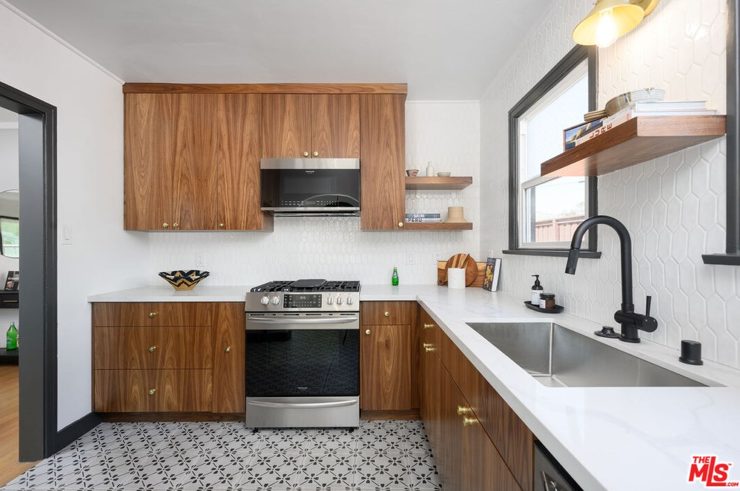 2203 Palm Grove Ave, Los Angeles CA  90016-2319 exterior
