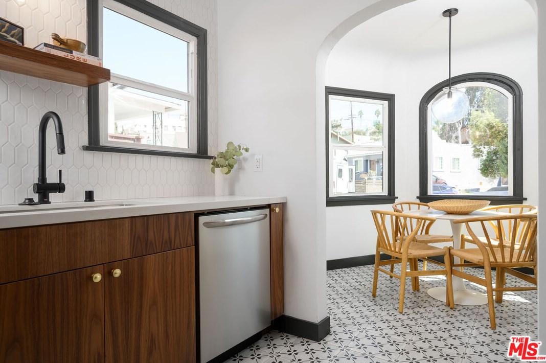 2203 Palm Grove Ave, Los Angeles CA  90016-2319 exterior