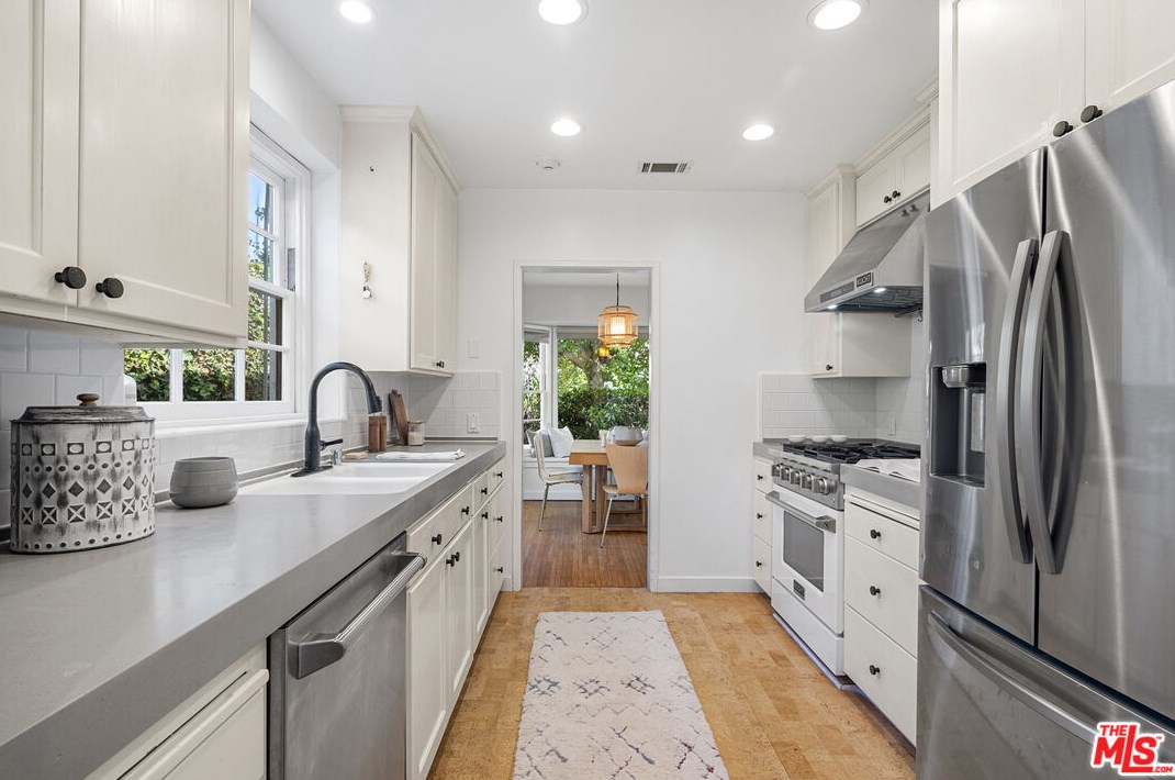 3779 Colonial Ave, Los Angeles CA  90066-3641 exterior