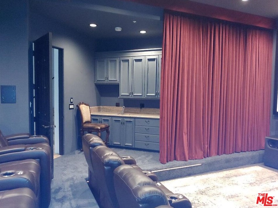 1090 Vista Ridge Ln, Thousand Oaks CA  91362-5614 exterior