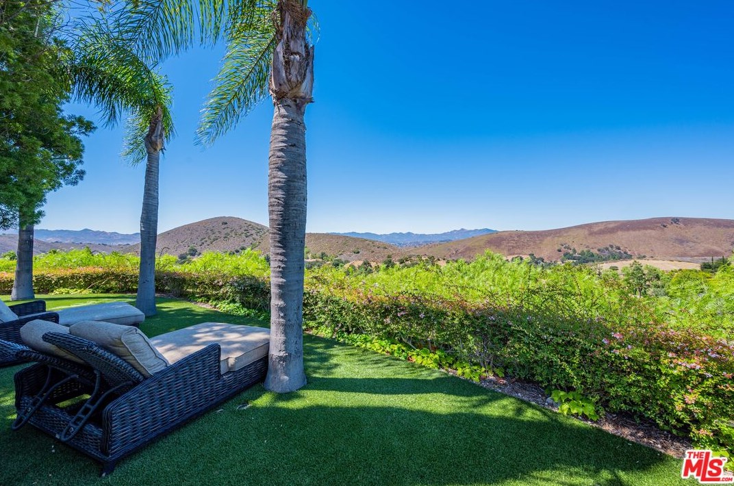 1090 Vista Ridge Ln, Thousand Oaks CA  91362-5614 exterior