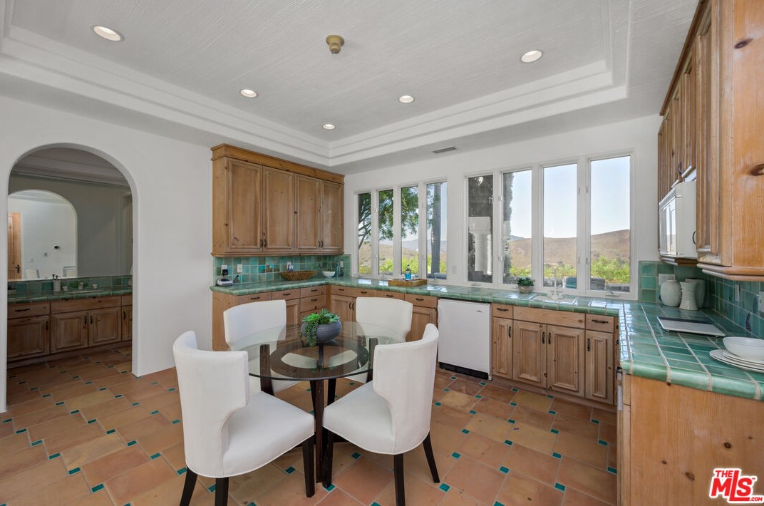 1090 Vista Ridge Ln, Thousand Oaks CA  91362-5614 exterior