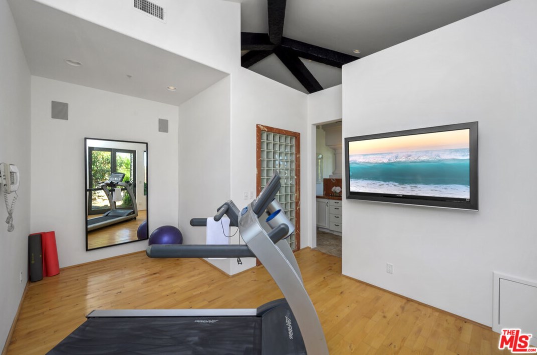 1090 Vista Ridge Ln, Thousand Oaks CA  91362-5614 exterior