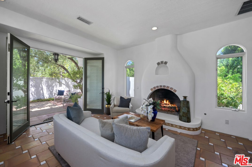 1090 Vista Ridge Ln, Thousand Oaks CA  91362-5614 exterior