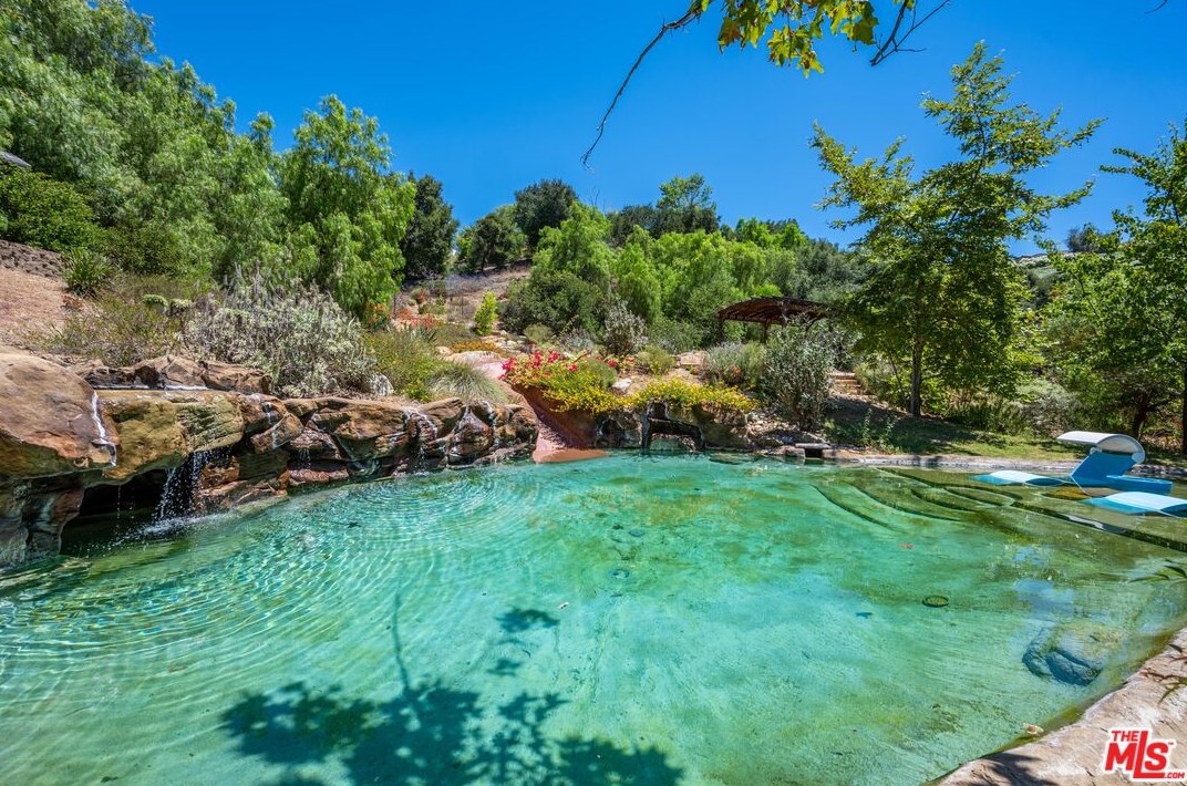 1090 Vista Ridge Ln, Thousand Oaks CA  91362-5614 exterior