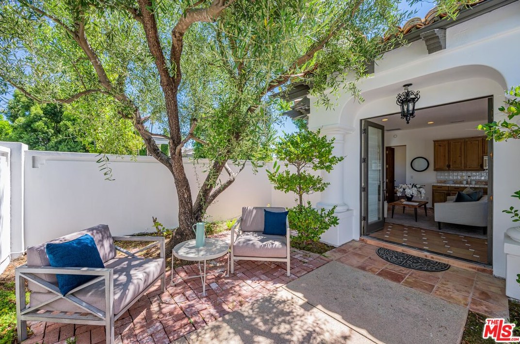 1090 Vista Ridge Ln, Thousand Oaks CA  91362-5614 exterior