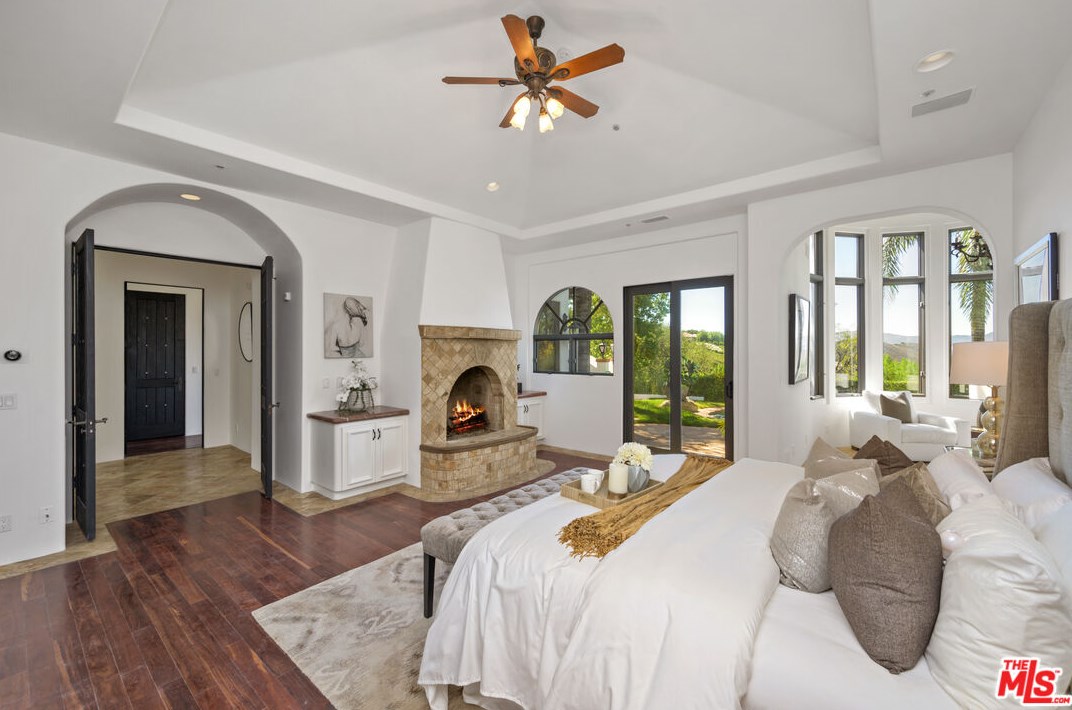 1090 Vista Ridge Ln, Thousand Oaks CA  91362-5614 exterior