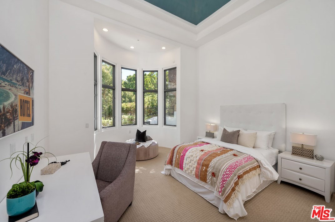 1090 Vista Ridge Ln, Thousand Oaks CA  91362-5614 exterior