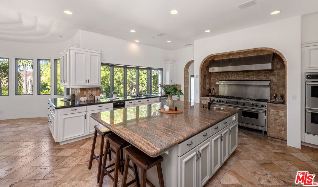 1090 Vista Ridge Ln, Thousand Oaks CA  91362-5614 exterior