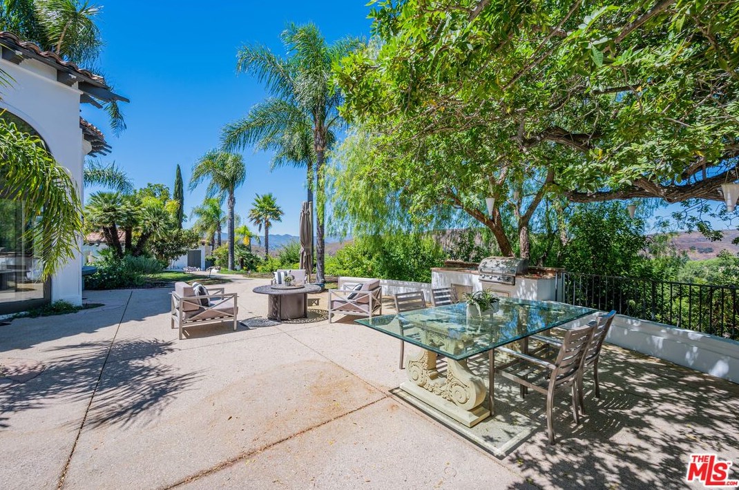 1090 Vista Ridge Ln, Thousand Oaks CA  91362-5614 exterior