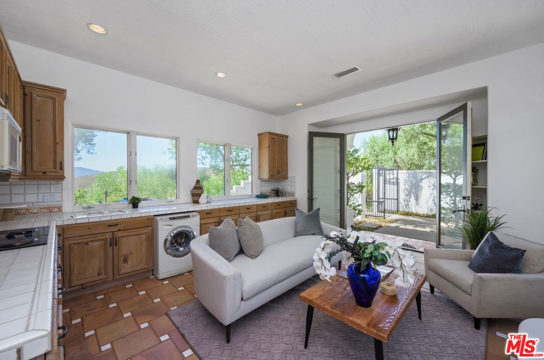 1090 Vista Ridge Ln, Thousand Oaks CA  91362-5614 exterior