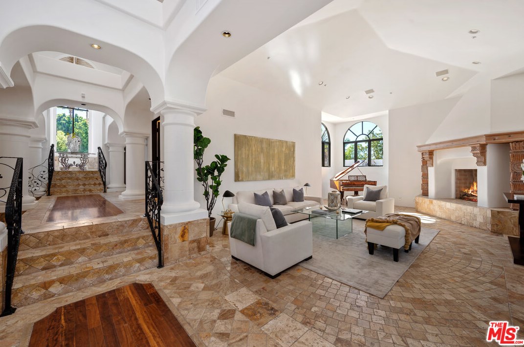 1090 Vista Ridge Ln, Thousand Oaks CA  91362-5614 exterior