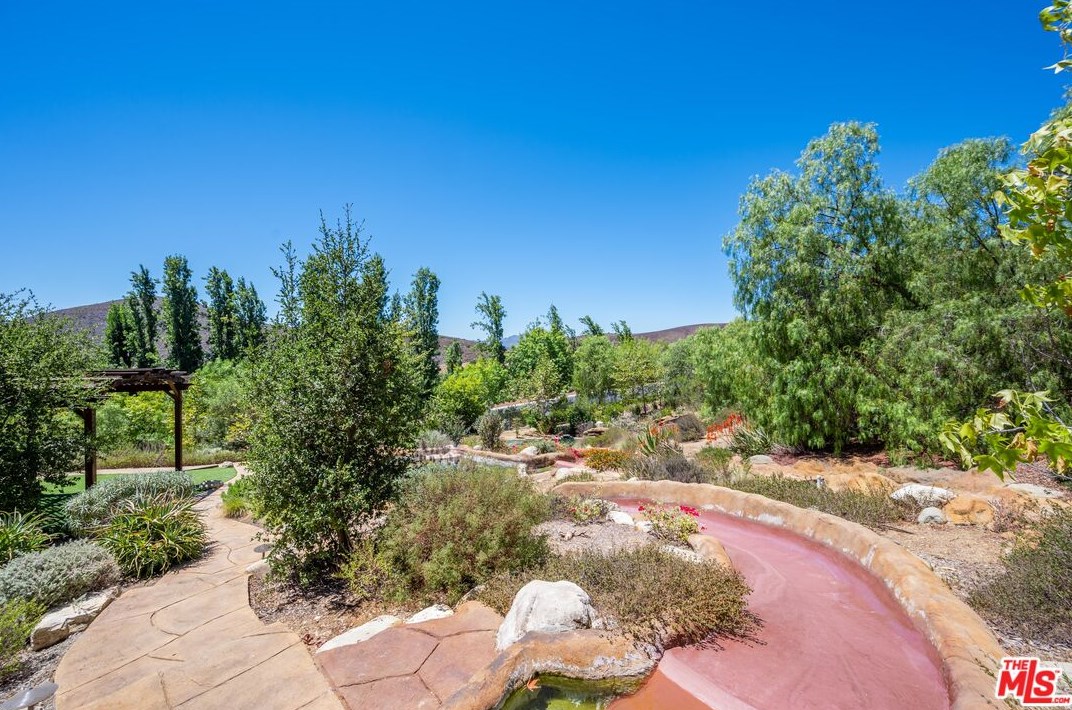 1090 Vista Ridge Ln, Thousand Oaks CA  91362-5614 exterior