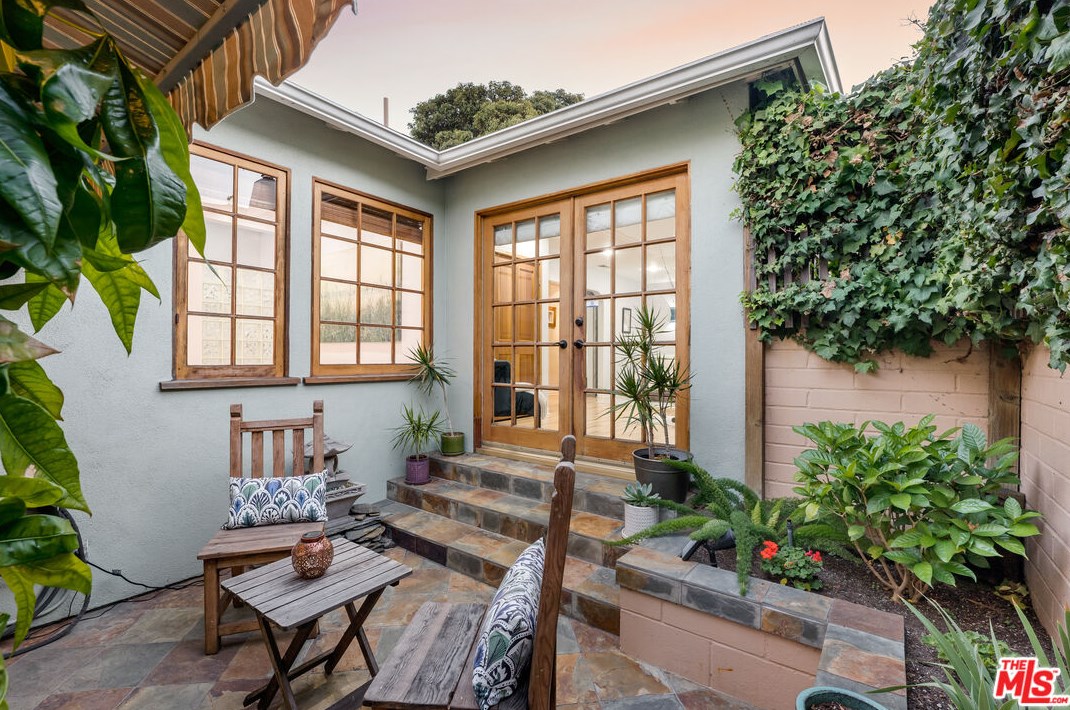 8116 Rayford Dr, Los Angeles CA  90045-2426 exterior