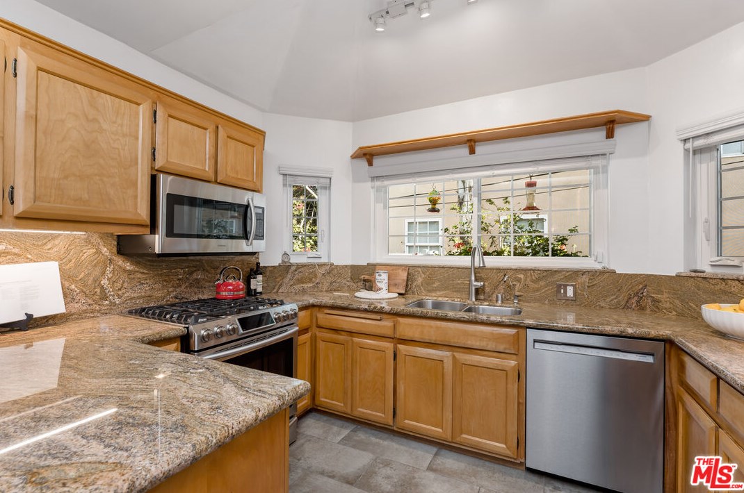 8116 Rayford Dr, Los Angeles CA  90045-2426 exterior