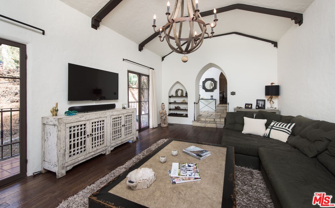 8044 Jovenita Canyon Dr, Los Angeles CA  90046-1501 exterior