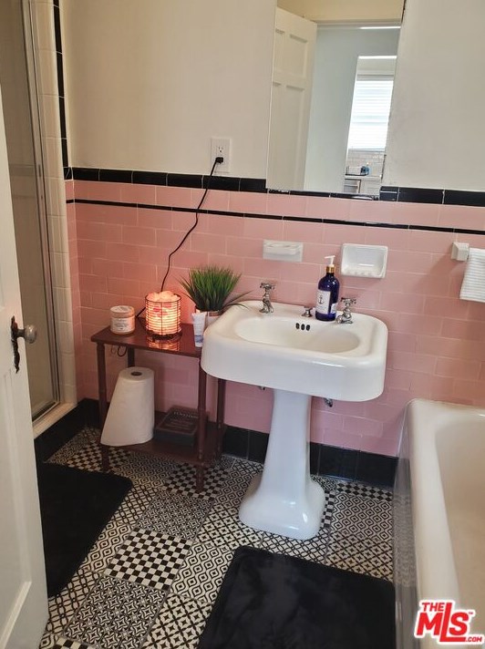 4250 Garthwaite Ave, Los Angeles CA  90008-5249 exterior