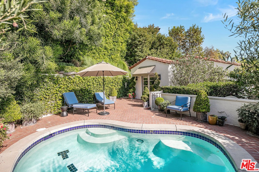 1822 Courtney Ter, Los Angeles CA  90046-2106 exterior
