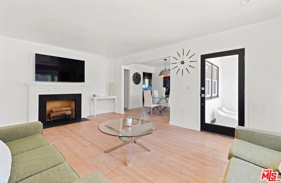 1821 Dunsmuir Ave, Los Angeles CA  90019-5228 exterior