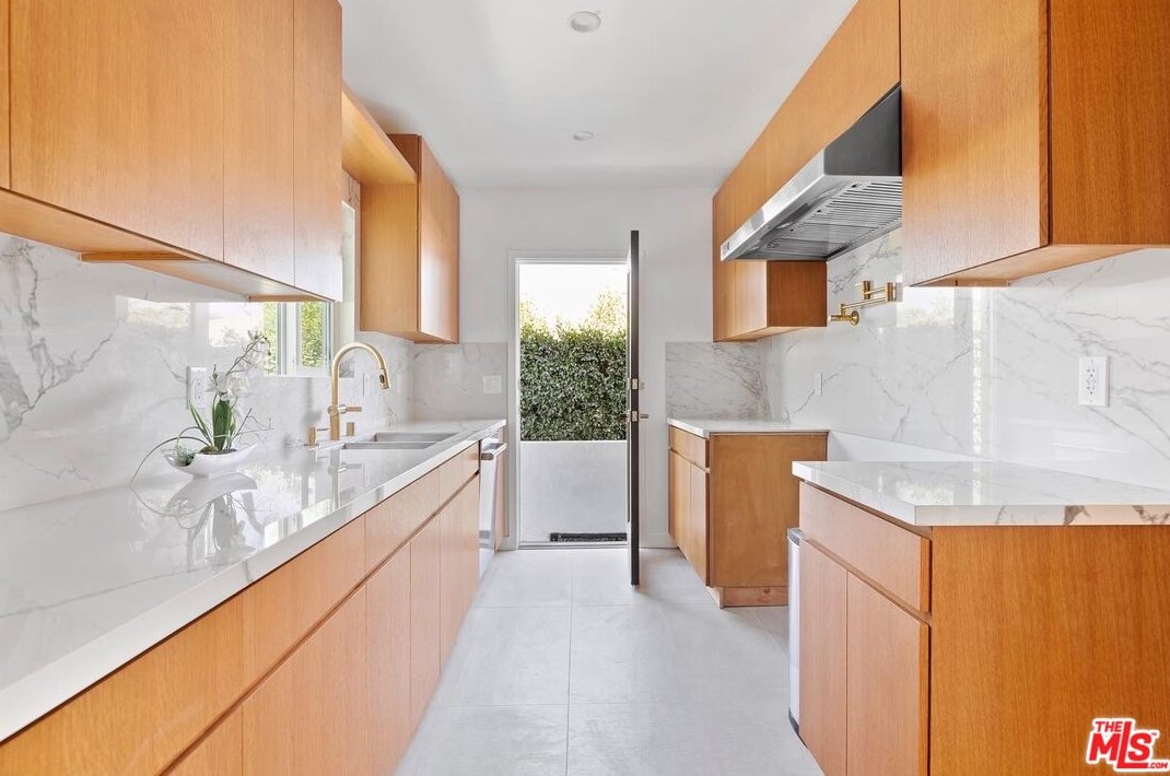 1821 Dunsmuir Ave, Los Angeles CA  90019-5228 exterior