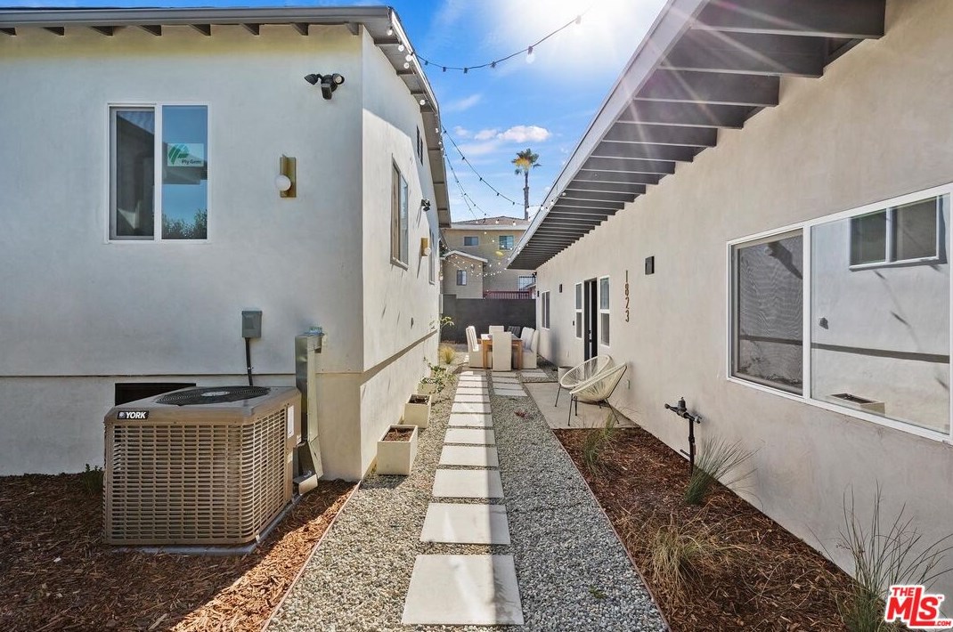 1821 Dunsmuir Ave, Los Angeles CA  90019-5228 exterior