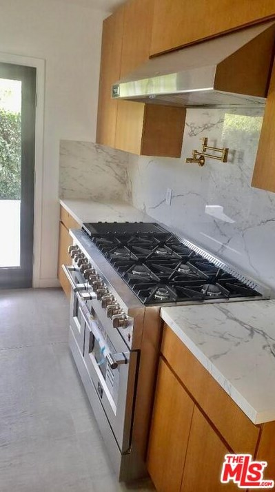 1821 Dunsmuir Ave, Los Angeles CA  90019-5228 exterior