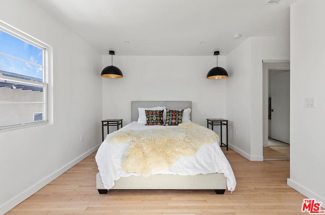 1821 Dunsmuir Ave, Los Angeles CA  90019-5228 exterior