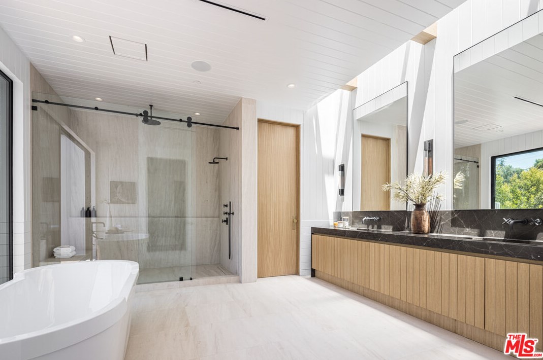 417 Kenter Ave, Los Angeles CA  90049-1932 exterior