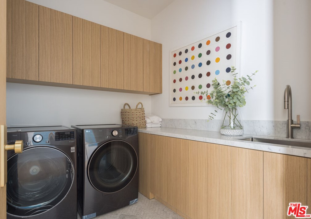 417 Kenter Ave, Los Angeles CA  90049-1932 exterior