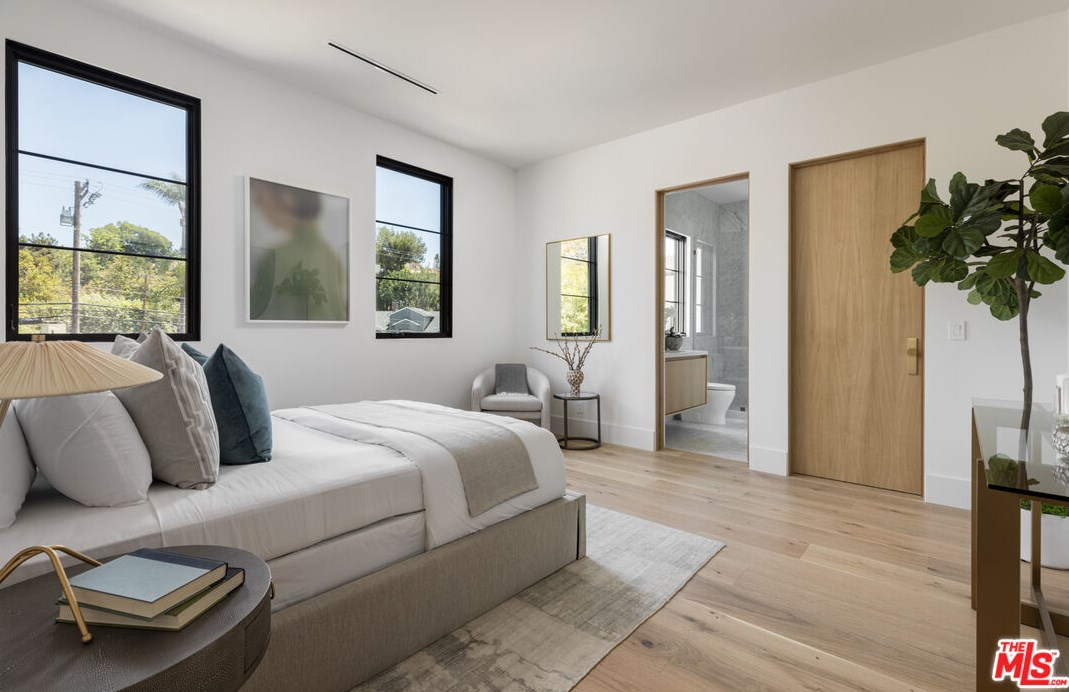 417 Kenter Ave, Los Angeles CA  90049-1932 exterior