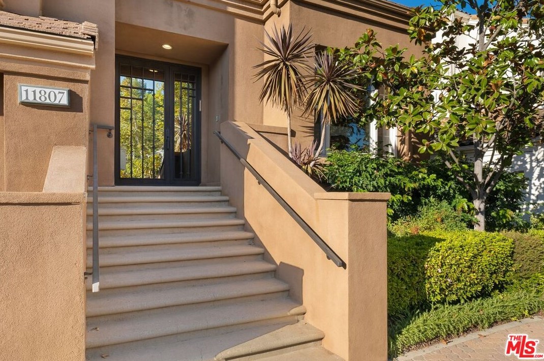 11807 Folkstone Ln, Los Angeles CA  90077-1313 exterior