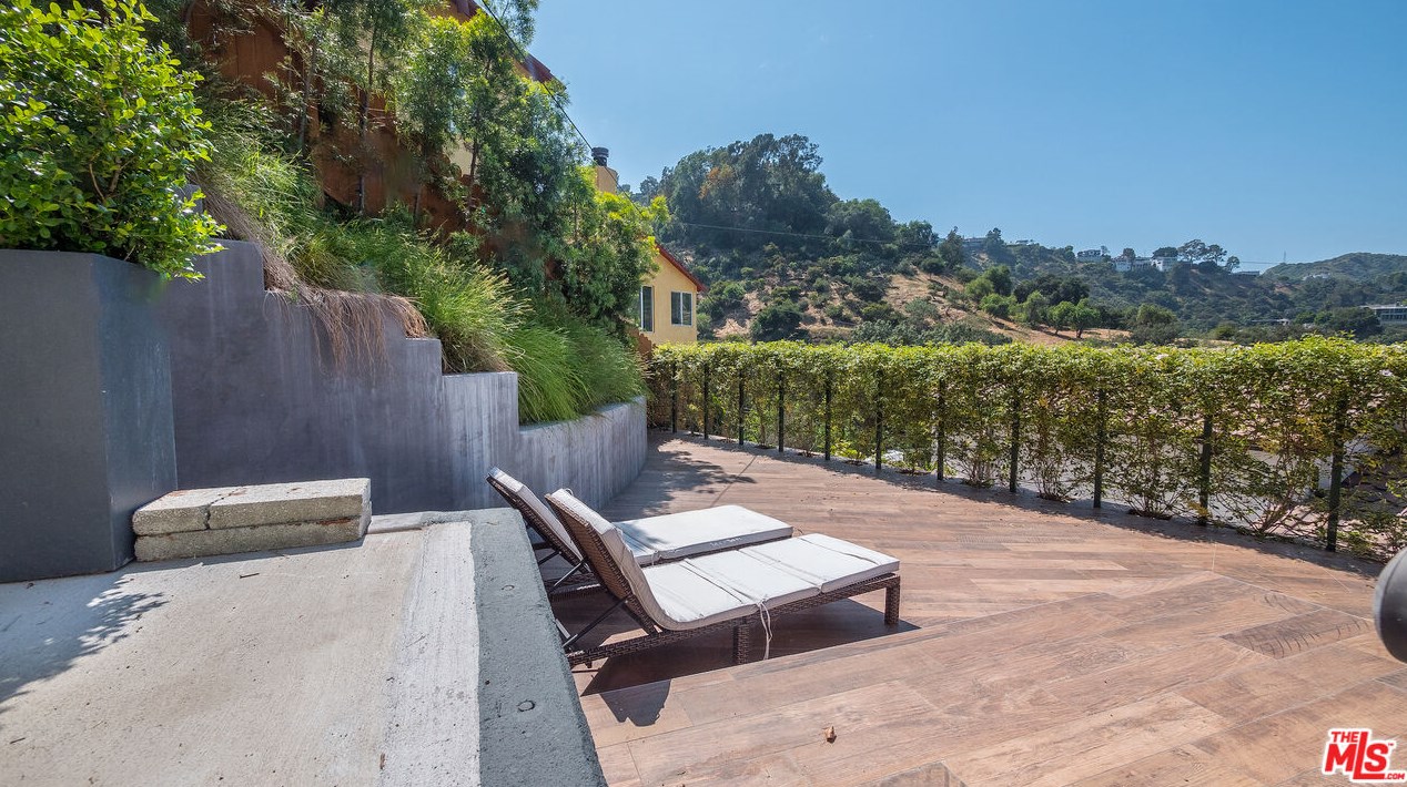 8210 Gould Ave, Los Angeles CA  90046-1962 exterior