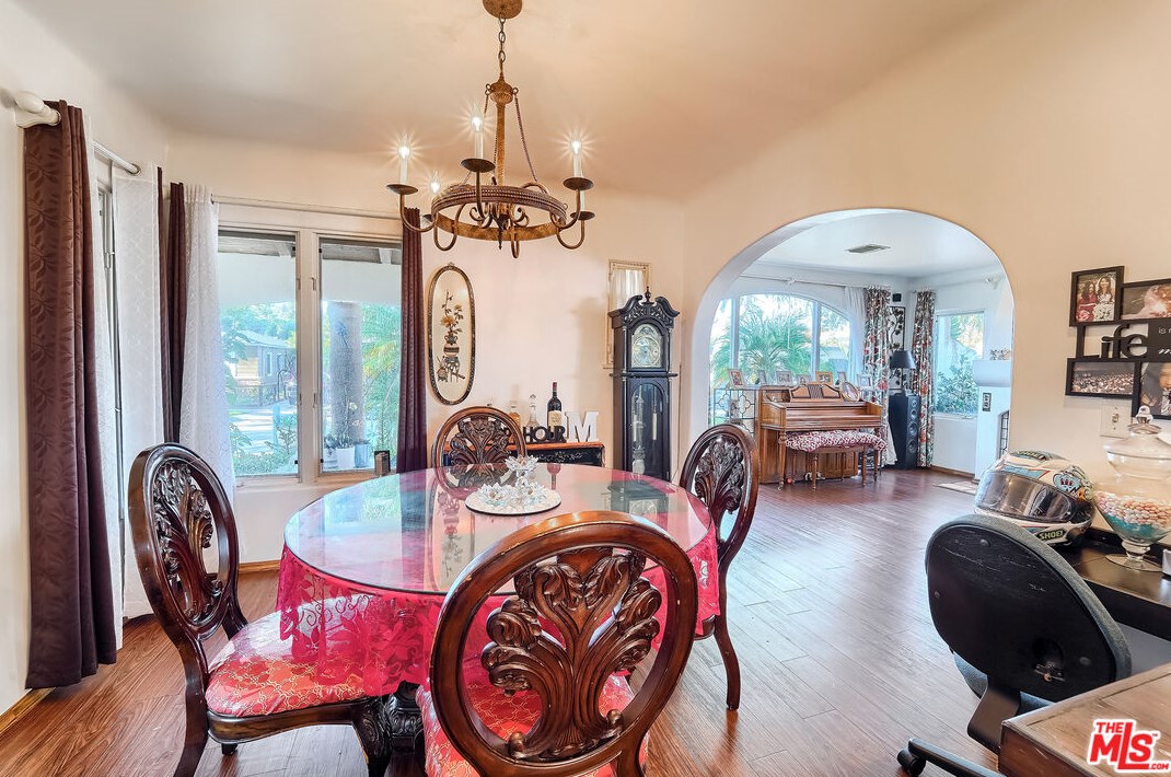 4034 Colonial Ave, Los Angeles CA  90066-4910 exterior