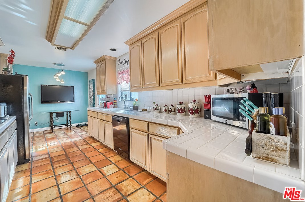 4034 Colonial Ave, Los Angeles CA  90066-4910 exterior