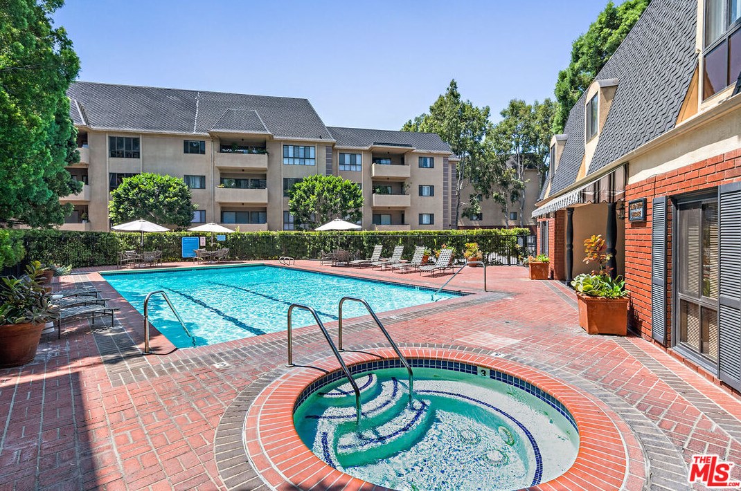 651 Wilcox Ave, Los Angeles CA  90004-1124 exterior