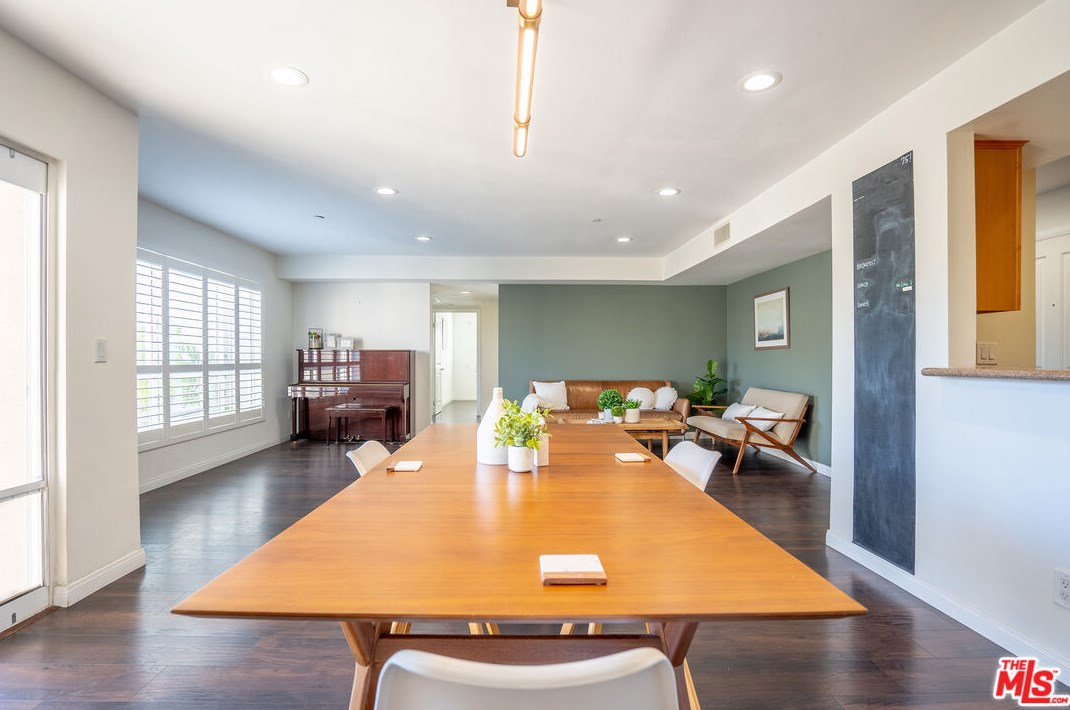 5764 San Vicente Blvd, Los Angeles CA  90019-3810 exterior