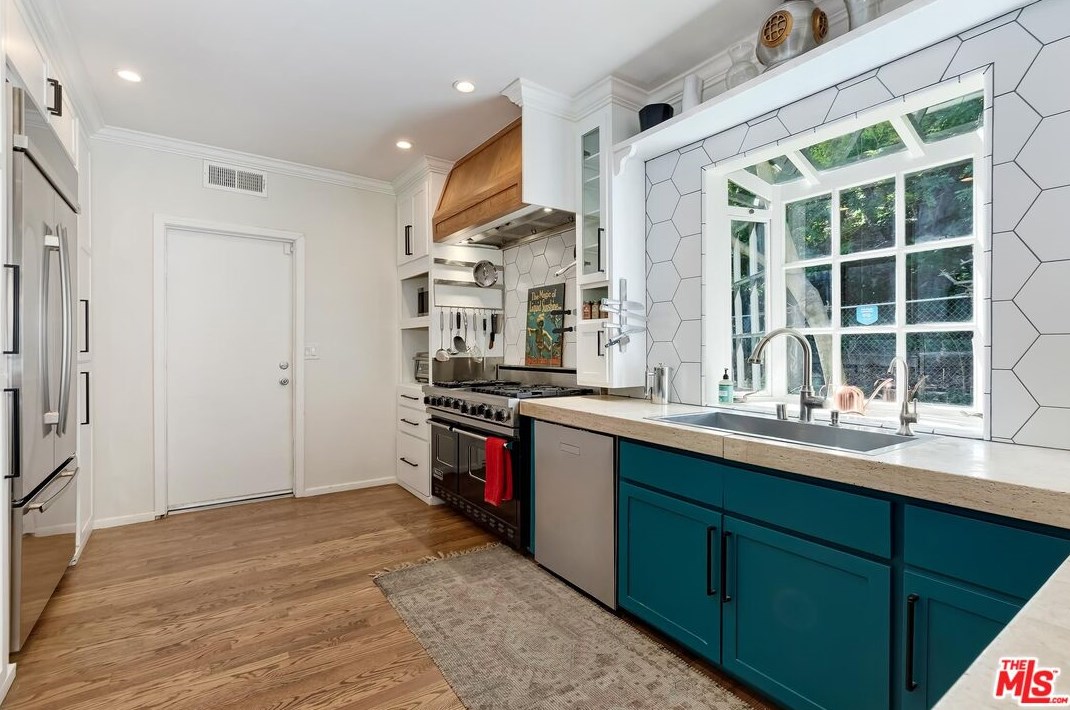 7339 Caverna Dr, Los Angeles CA  90068-2021 exterior