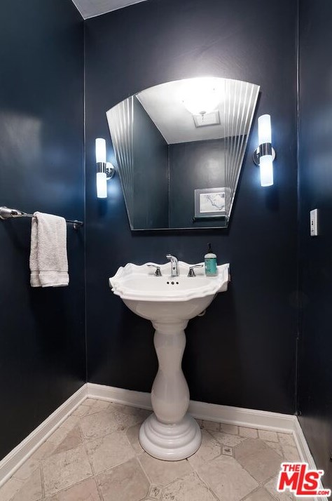 7339 Caverna Dr, Los Angeles CA  90068-2021 exterior