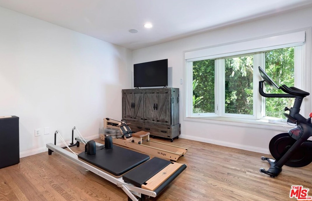 7339 Caverna Dr, Los Angeles CA  90068-2021 exterior