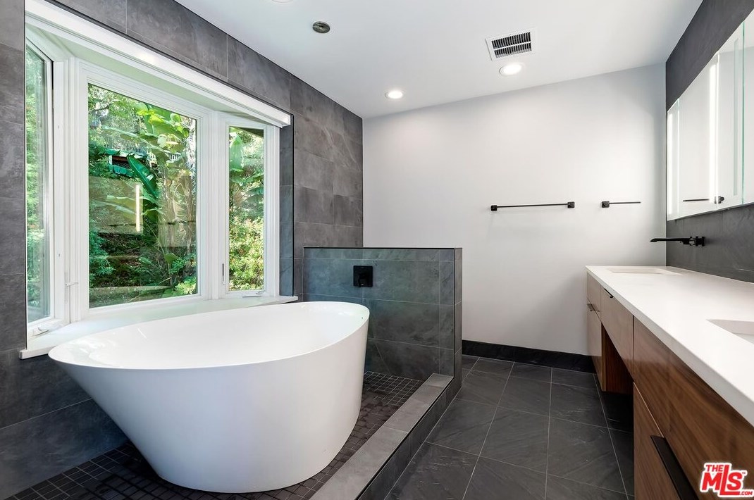 7339 Caverna Dr, Los Angeles CA  90068-2021 exterior