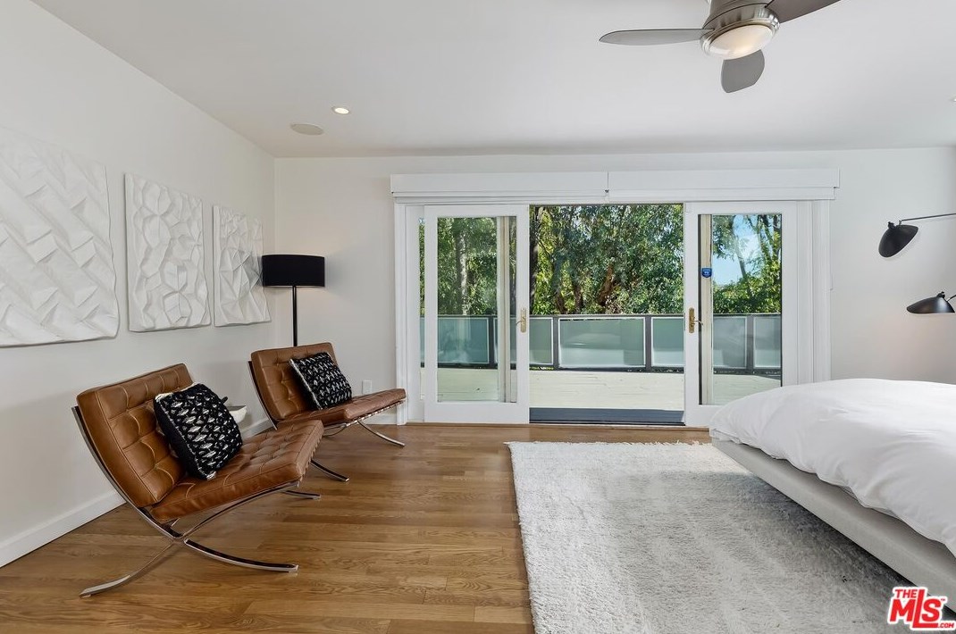 7339 Caverna Dr, Los Angeles CA  90068-2021 exterior