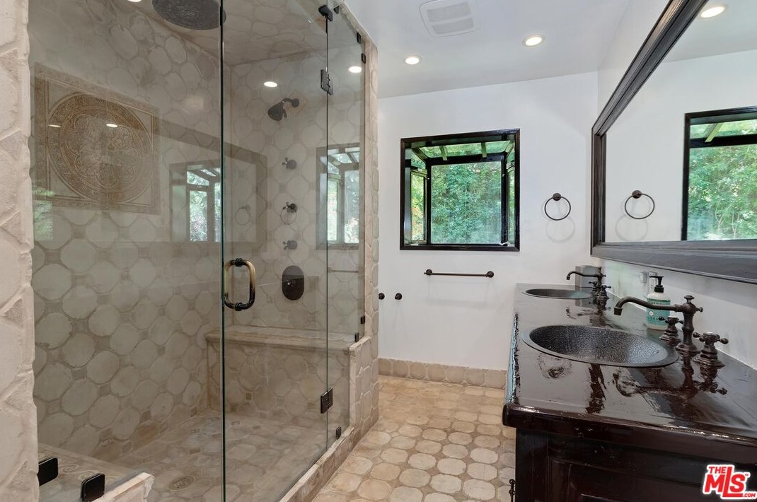 7339 Caverna Dr, Los Angeles CA  90068-2021 exterior