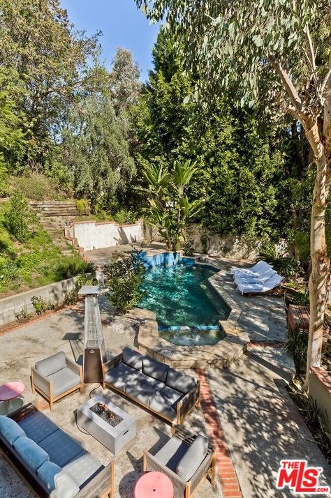 7339 Caverna Dr, Los Angeles CA  90068-2021 exterior