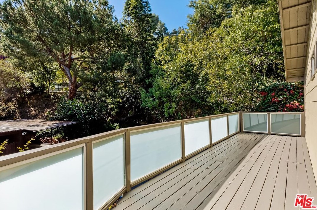 7339 Caverna Dr, Los Angeles CA  90068-2021 exterior