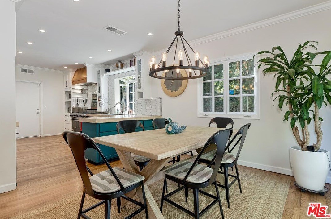 7339 Caverna Dr, Los Angeles CA  90068-2021 exterior