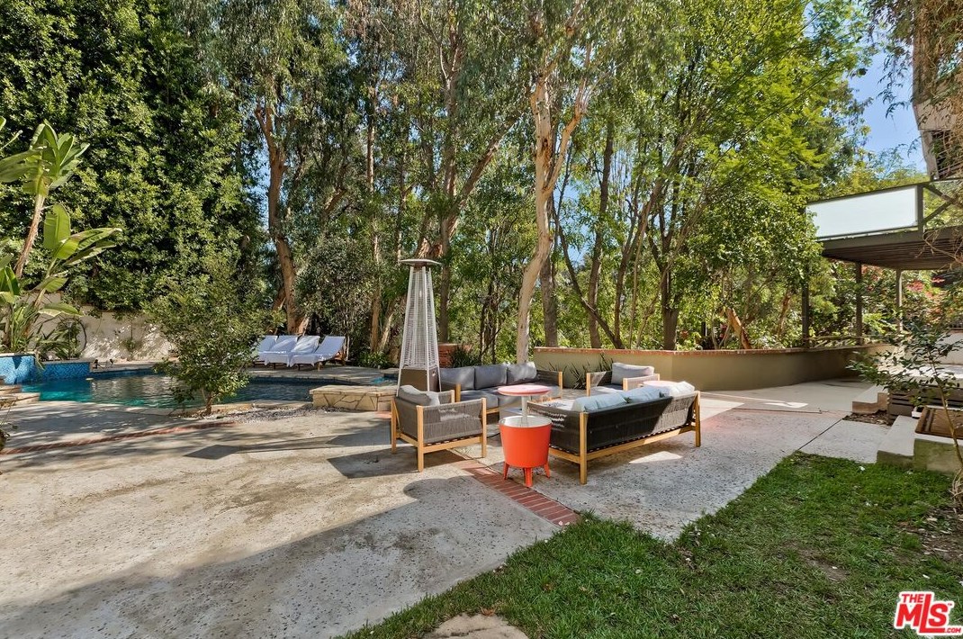 7339 Caverna Dr, Los Angeles CA  90068-2021 exterior