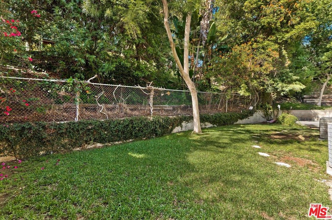 7339 Caverna Dr, Los Angeles CA  90068-2021 exterior