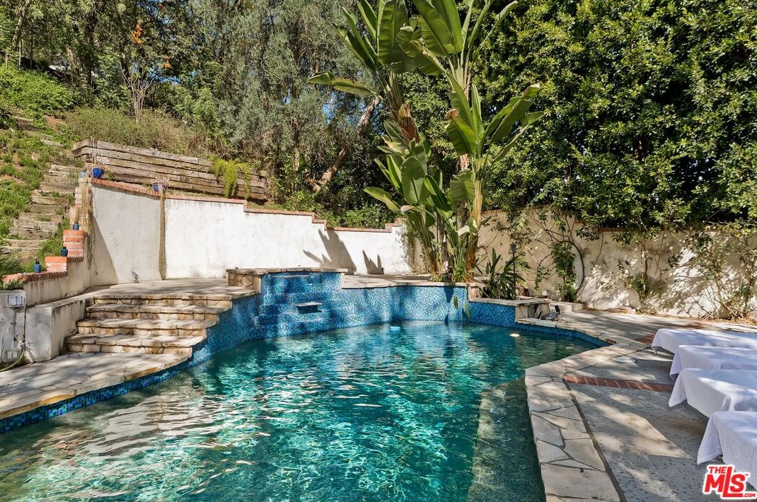 7339 Caverna Dr, Los Angeles CA  90068-2021 exterior