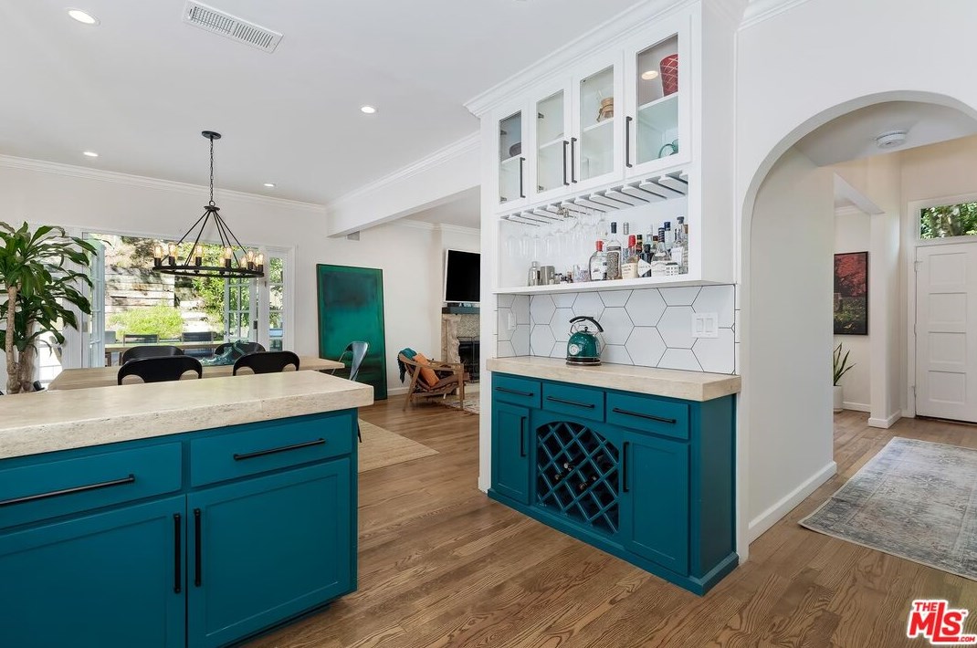 7339 Caverna Dr, Los Angeles CA  90068-2021 exterior