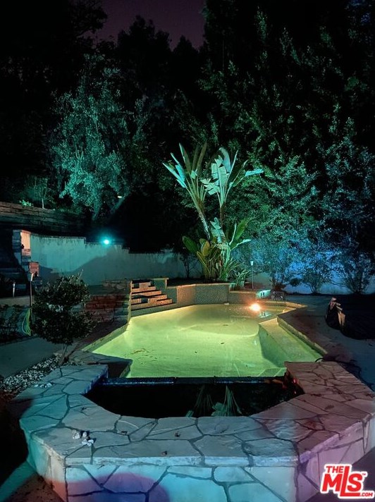 7339 Caverna Dr, Los Angeles CA  90068-2021 exterior